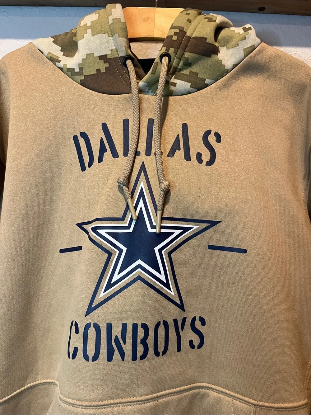 Nike Men’s Dallas Cowboys Onfield Military Collab Tan Hoodie size M